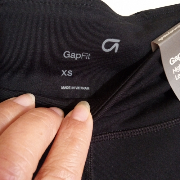 Gap fit high rise capri-length leggings in black women size X small NWT - Picture 5 of 9